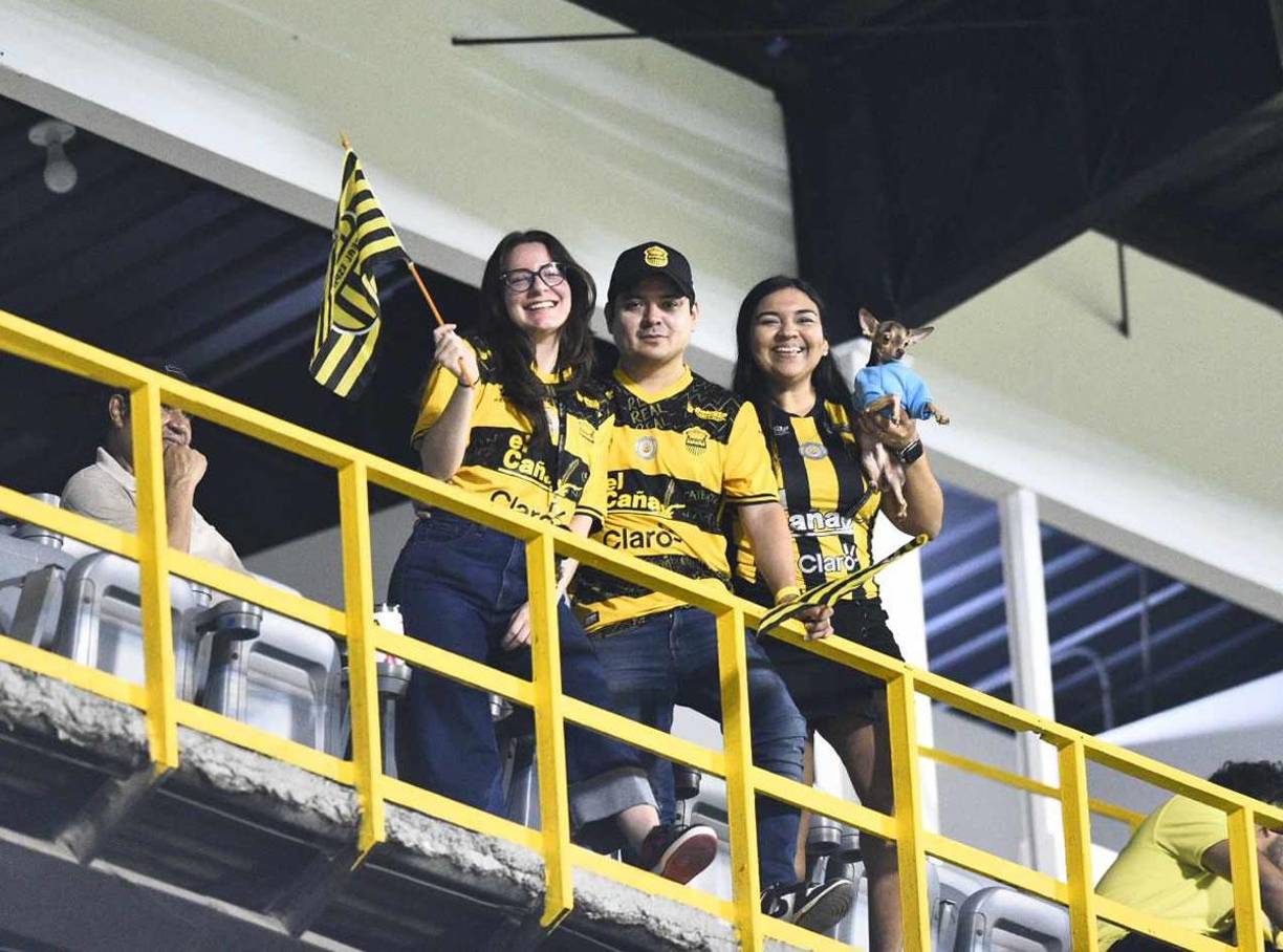 Hasta un pequeño perro chihuahua llegó a apoyar al Real España en el estadio Morazán.