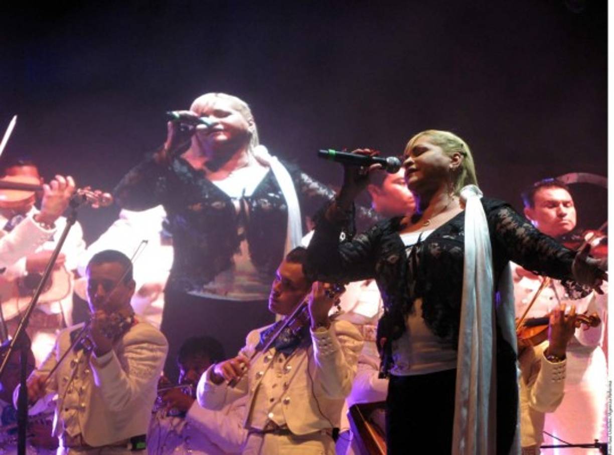 Estrellas como India, Rocío Banquells, Dulce, la juarense Natalia Baeza, Teresita Mayer, una de sus coristas principales; Aranza, Paco de María, La Sonora Santanera y otros cantantes locales homenajearon al divo desde las 20:00 horas.<br/>