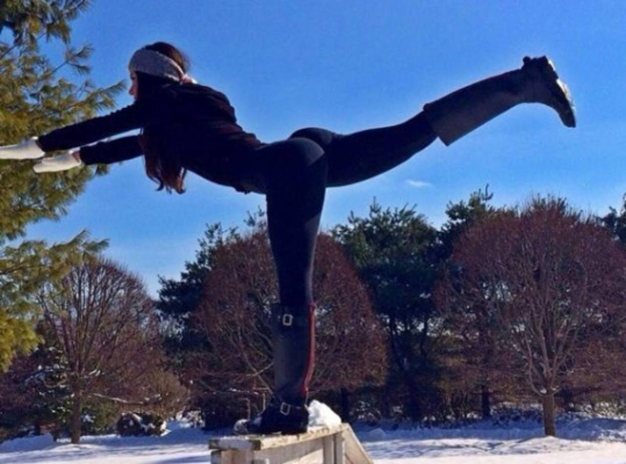 Chair Kicks. Necesitas una silla alta, párate a un brazo de distancia detrás de la silla con los pies juntos y agarra el respaldo del asiento con ambas manos para mantener el equilibrio. Después inclínate hacia adelante y levanta la pierna derecha hacia atrás.