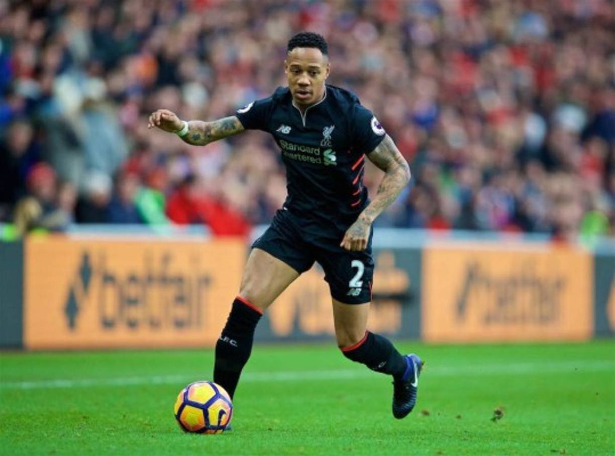 Nathaniel Clyne de 27 años de edad ha puesto en peligro su carrera ya que se fue a escondidas de su equipo. Además de haber invitado a menores de edad y consumir drogas.