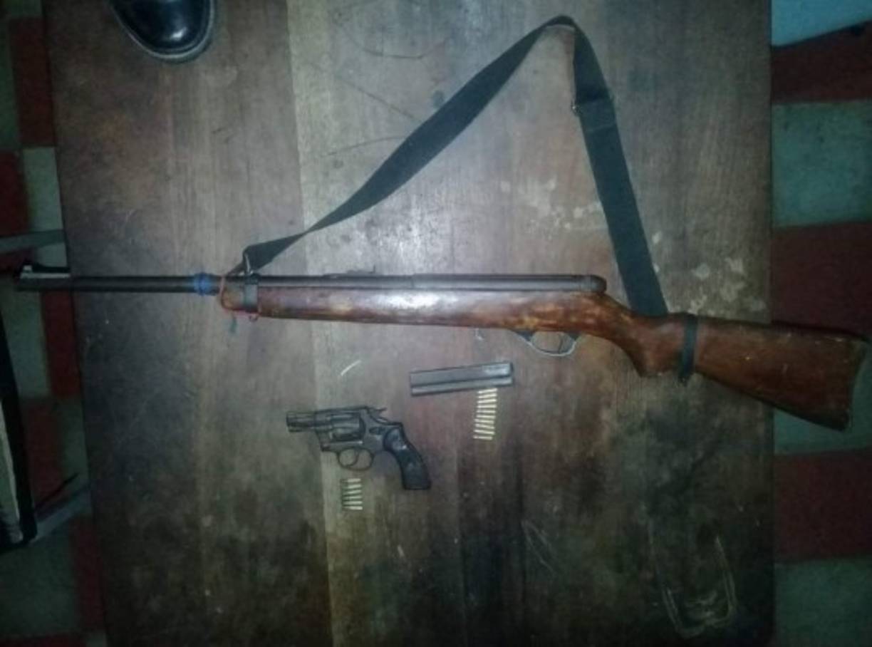 Los ciudadanos Jesús Ariel Almendáres Mejía y Bredi José Hernández Jiménez son acusados por portación ilegal de arma de fuego en La Paz.