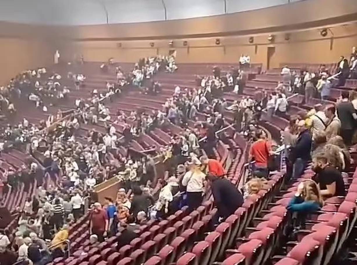 Las personas que estaban en la sala se echaron al suelo para protegerse de los disparos durante 15 o 20 minutos” y muchos lograron “salir a rastras”, señaló. 