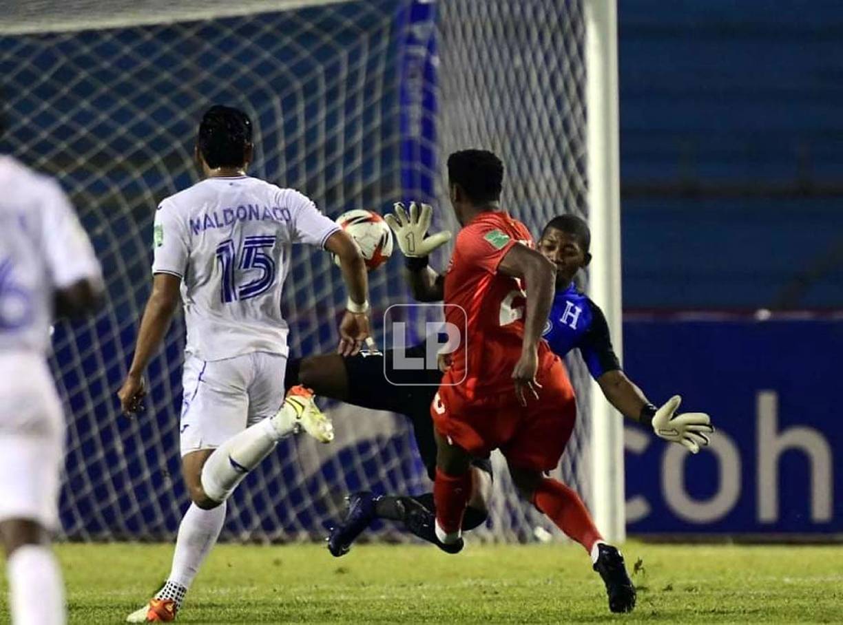 El disparo de Jonathan David superando a Luis ‘Buba‘ López para el segundo gol de Canadá.
