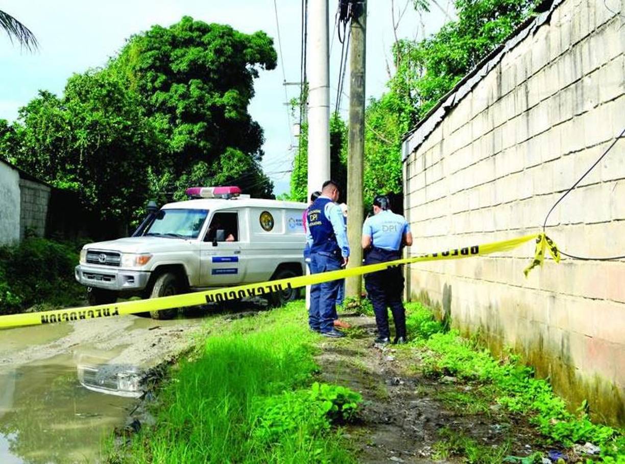 El cuerpo presentaba varias heridas de arma de fuego en la espalda y la cabeza, según lo informado por las autoridades policiales y forenses que realizaron el levantamiento legal del hecho.