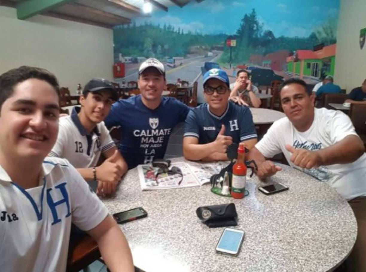 Al pie de esta foto, el intérprete puso desde muy temprano: 'Desayunando en suyapita, en camino a San Pedro Sula, Dios mediante llegamos, vamos a llenar el Olímpico. Hoy y siempre con la H, viva la selección nacional de Honduras'.