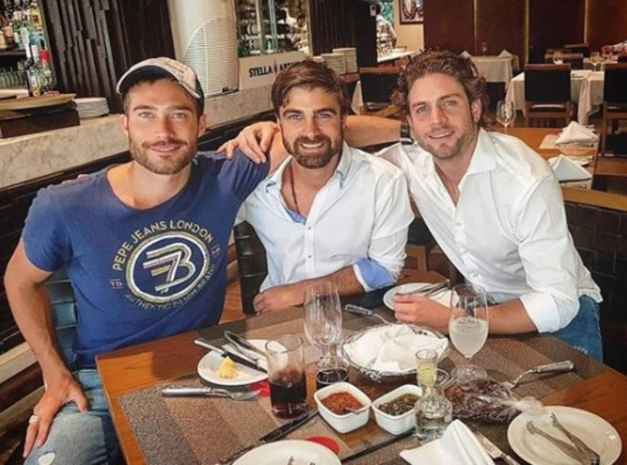 El actor tiene varios amigos cercano del mundo del espectáculo en México como Horacio Pacheri y Rodrigo Guirao.