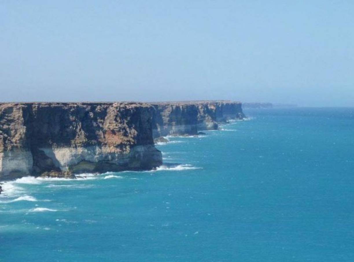 Los interminables acantilados de Bunda: Conocidos también como “El fin del Mundo”, estos abruptos acantilados se encuentran en Australia concretamente en la llanura de Nullarbor Plain, cuyo nombre significa “sin arboles”, esta llanura está considerada la mayor en roca caliza del mundo con una superficie de 270.000 kilómetros cuadrados y una longitud de casi mil kilómetros. Los acantilados de Bunda se extienden en un litoral de más de 200 kilómetros y se levantan a una altura que varía entre los 60 y los 120 metros.