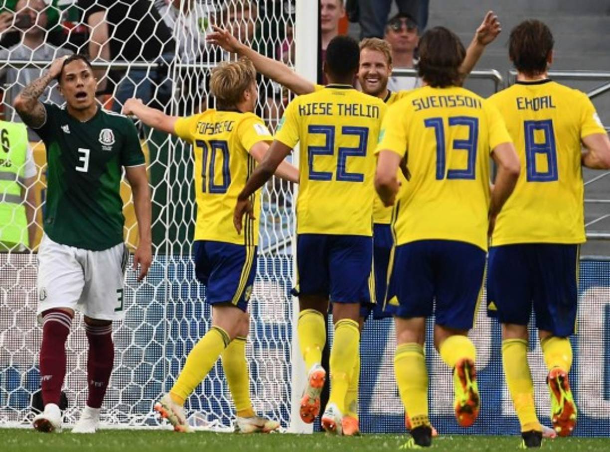 México, que sumaba dos victorias electrizantes ante alemanes y surcoreanos y tenía casi el pase asegurado, cayó 3-0 ante Suecia este miércoles en Ekaterimburgo, pero terminó pasando a octavos del Mundial-2018 casi de milagro.