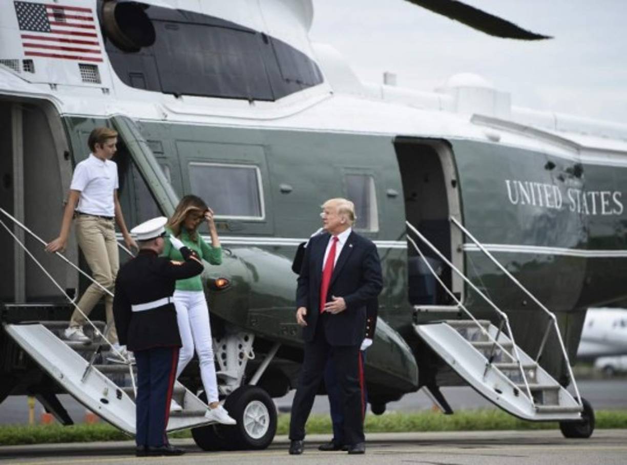 US President Donald Trump, US First Lady Melania Trump, and their son Barron walk to Air Force One before departing for Washington, DC in Morristown, New Jersey on August 19, 2018. / AFP PHOTO / Brendan SMIALOWSKI
