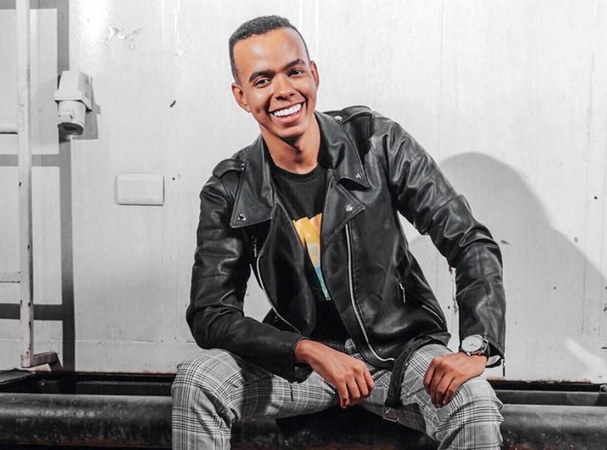 Según una fuente allegada a la considerada ‘voz prodigio de Brasil’, fue una vecina drag queen la que le regaló una falda vaquera hasta la rodilla, siendo esa su primera prenda femenina.