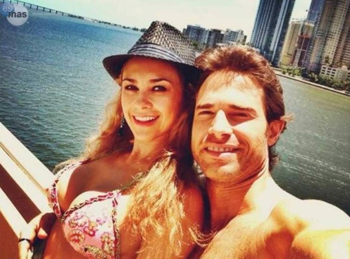 Aracely comentó que fue ella quien, en su momento, decidió terminar tanto el romance con Luis Miguel como el de Rulli.<br/><br/>“Yo decidí terminar mis relaciones porque realmente quiero estar más con mis hijos y dedicarles mucho más tiempo a ellos porque a veces no se puede combinar una telenovela, un romance, más dos hijos, es muy complicado”, explicó en una entrevista con Gustavo Adolfo Infante.<br/>