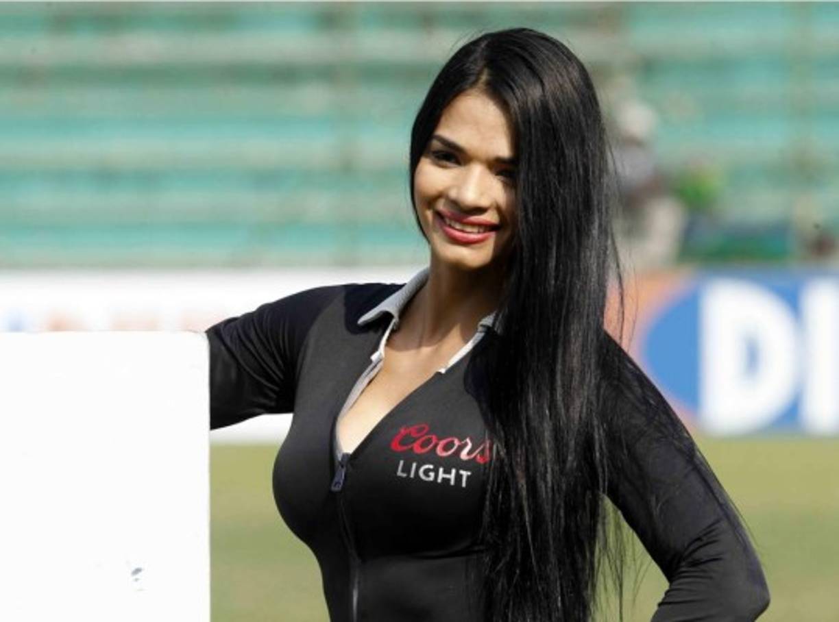 Una bella edecán de Coors Light en la cancha del Marathón.