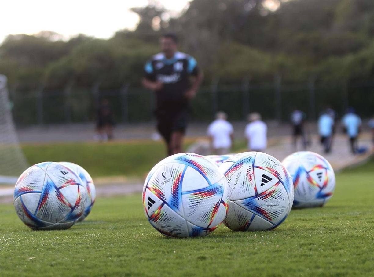 Los balones Al Rilha, pelota oficial del Mundial de Qatar 2022, son los que está utilizando la Selección Nacional de Honduras en los entrenos.