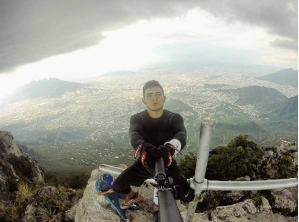 En medio de tanto dolor por la muerte de su madre, el joven ha utilizado Instagram para referirse a ella.