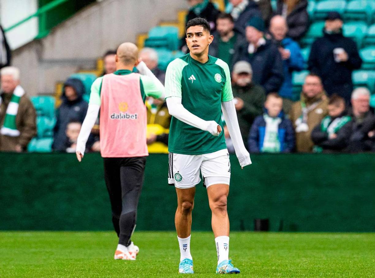 El delantero hondureño durante el calentamiento previo al inicio del partido.