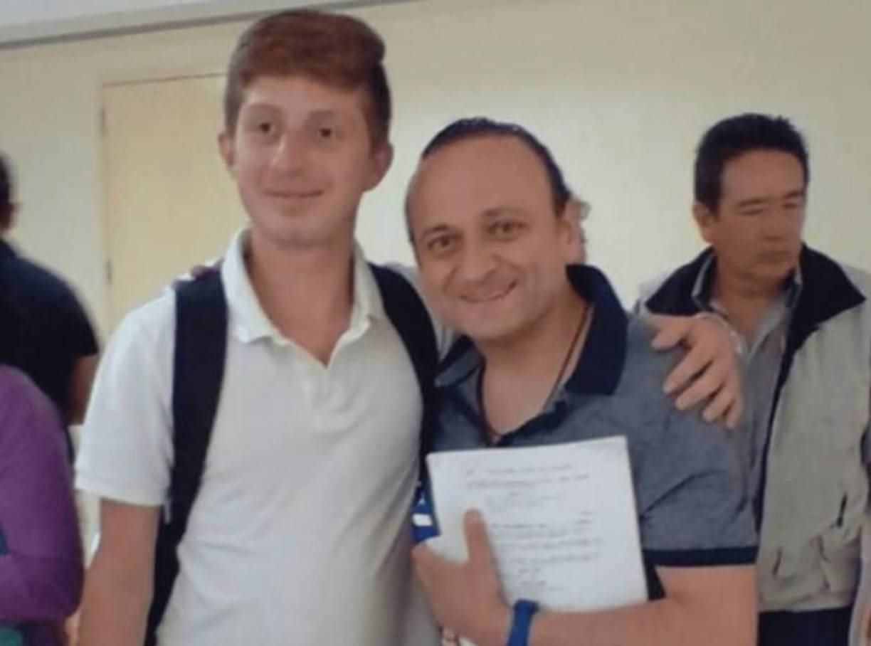 “Estamos deshechos. No puedo dormir, no paro de llorar y temblar. Q.E.P.D. Octavio Ocaña, nuestro queridísimo Benito en Vecinos. Mis condolencias para sus padres y hermanas. Un fuerte abrazo lleno de amor. Gracias por tantas risas y por compartir tu angelote”, escribió el actor Eduardo España en Twitter. 