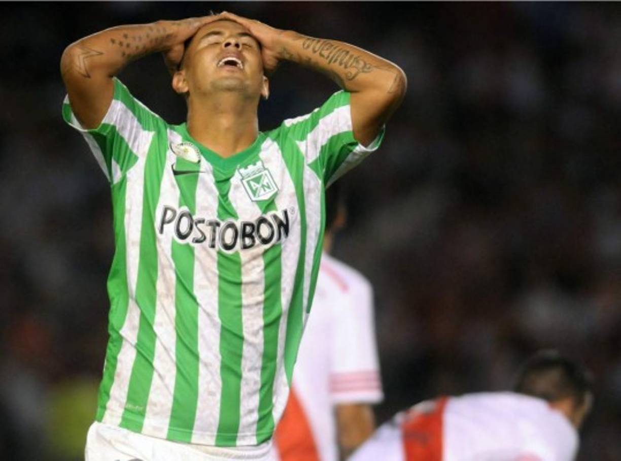 Edwin Cardona se lamenta tras fallar una ocasión ante River Plate.