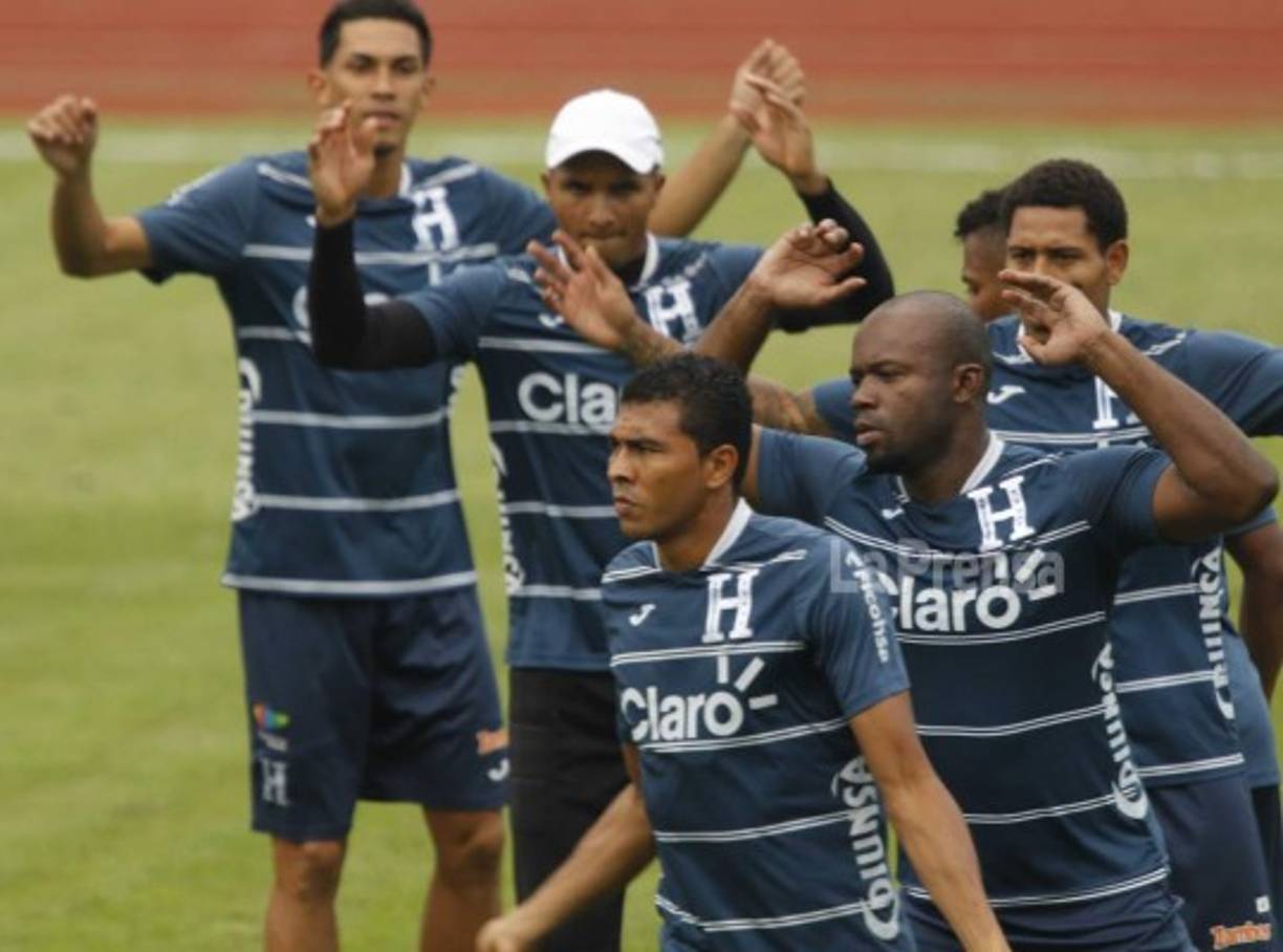 Sergio Peña y Osman Chávez, quien fue llamado como invitado especial, en el entreno del estadio Olímpico.