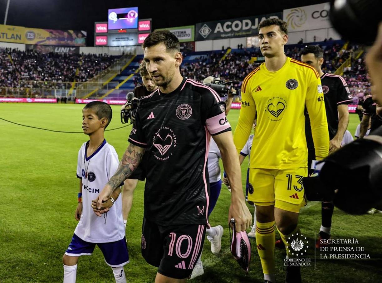 Lionel Messi salió al campo de la mano de un niño salvadoreño.