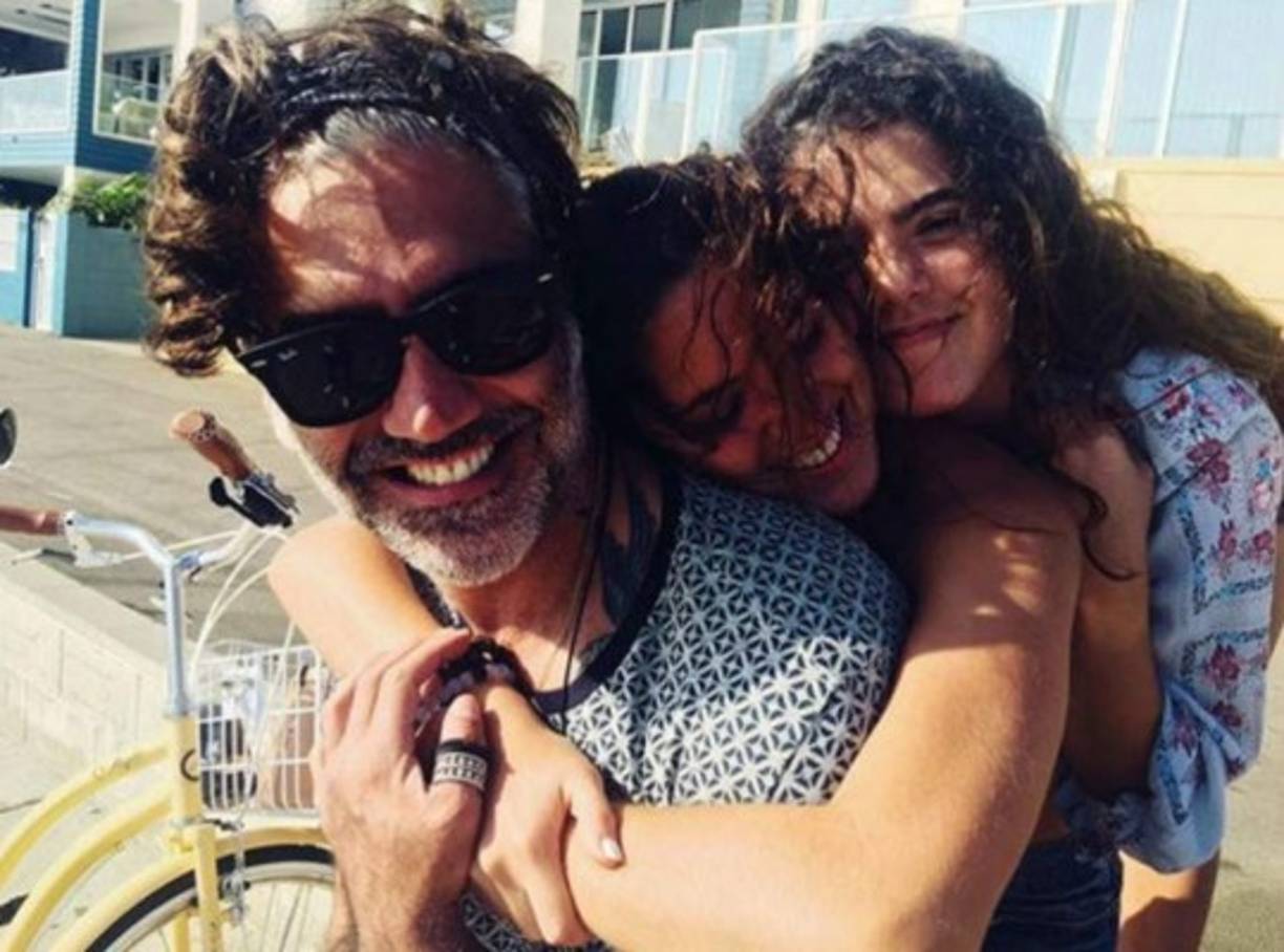 Las mellizas tienen 21 años y a pesar que ya son todas unas adultas se mantienen muy unidas. Además, tienen una relación cercana con el cantante.