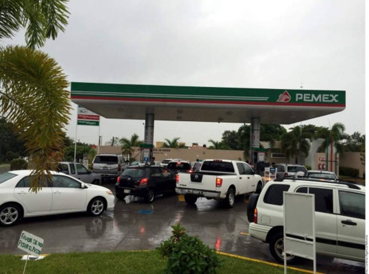 Las gasolineras están repletas de vehículos que se preparan para huir del huracán Patricia.