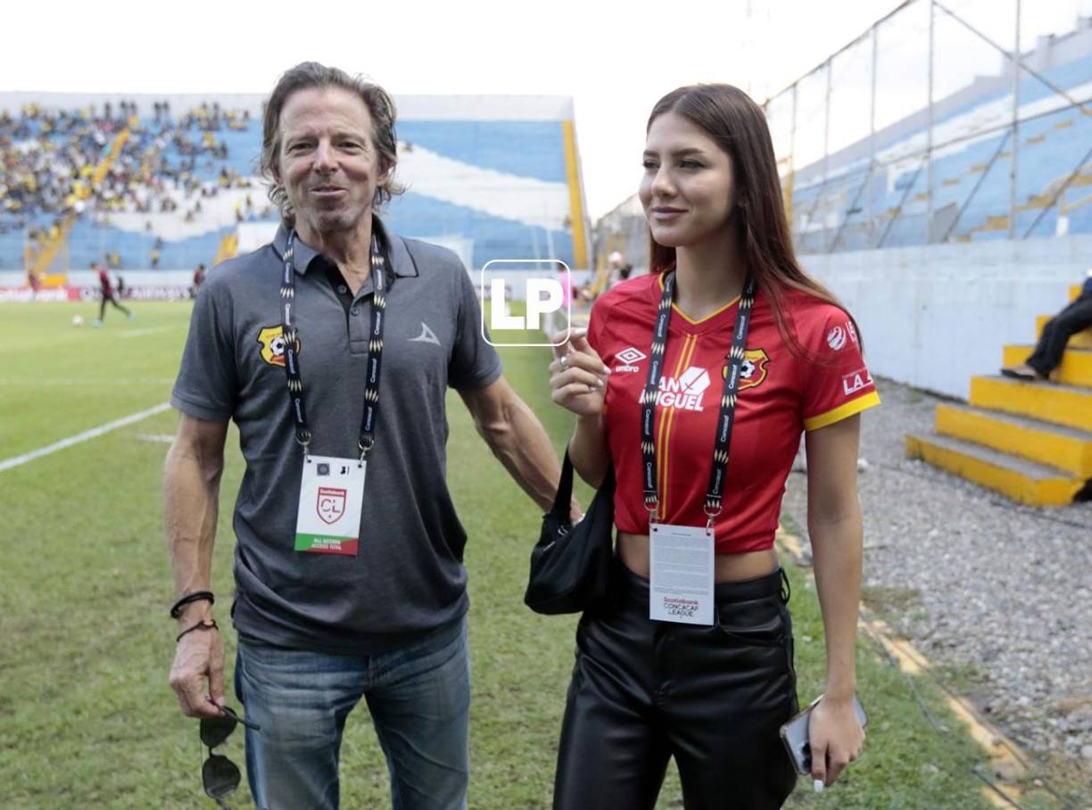 La chica del Herediano estuvo en la cancha del Morazán acompañada por otro miembros del equipo tico.