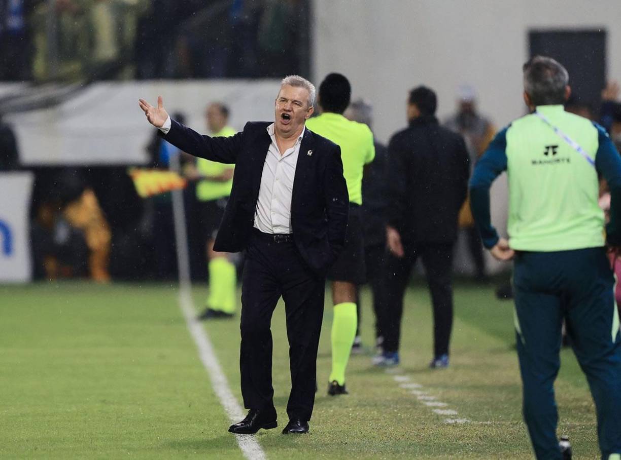 El ‘Vasco‘ Aguirre armó su show en el primer tiempo del partido: se las tuvo con la afición y recibió respuesta de los catrachos.