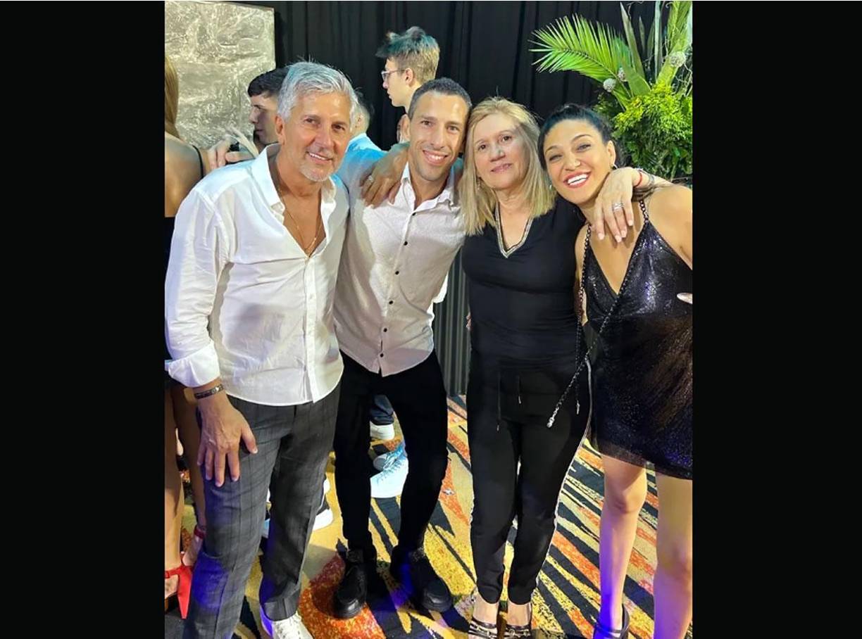 Jorge Messi y Celia Cuccittini junto a Maxi Rodríguez con su pareja.