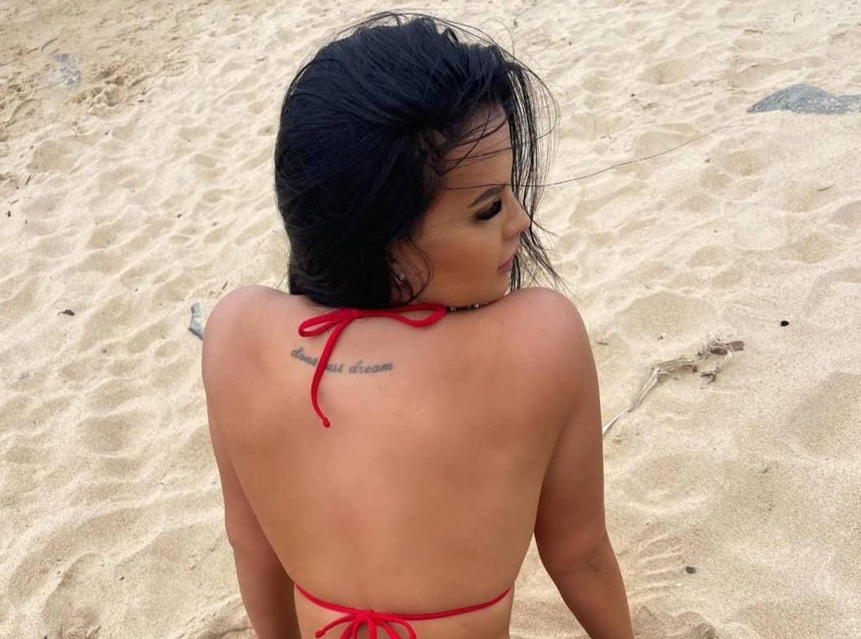 Gracie comenzó publicando algunas imágenes desnuda, por las que recibió unos ingresos de unos 2.000 euros, pero después pasó a subir más contenido, incluyendo vídeos, lo que hizo que sus ingresos aumentasen.