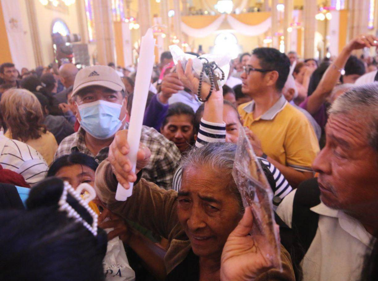 Miles de católicos hondureños comenzaron a visitar la Basílica Menor de Suyapa desde la semana pasada con ocasión de los 278 años de su hallazgo, en 1747, por dos campesinos en el sector del Piligüín, que eran originarios de la aldea de Suyapa, al este de lo que ahora es la capital de Honduras, según apuntes históricos.