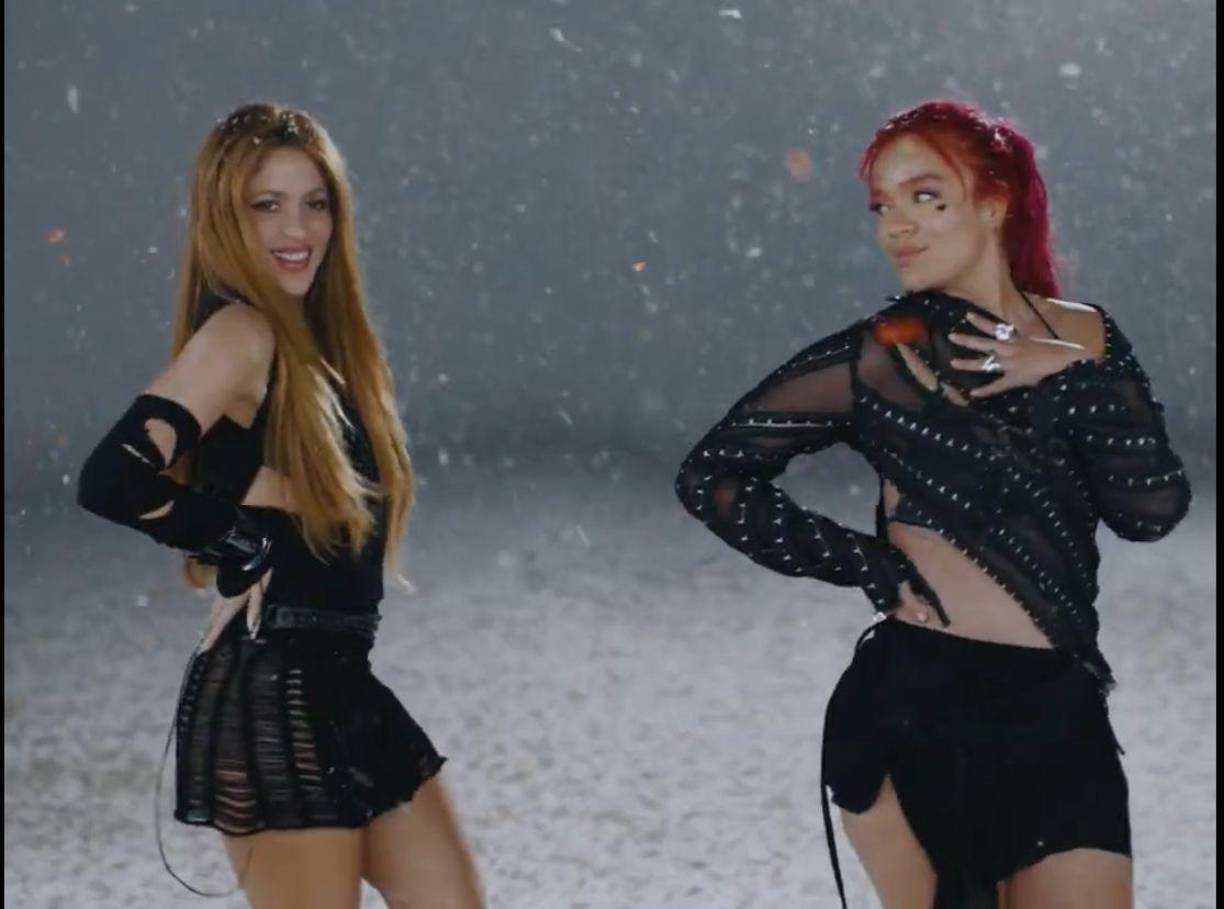 Aunque no se dan nombres específicos, las redes sociales aseguran que ambas intérpretes le cantan a sus exparejas: Anuel AA y Gerard Piqué.