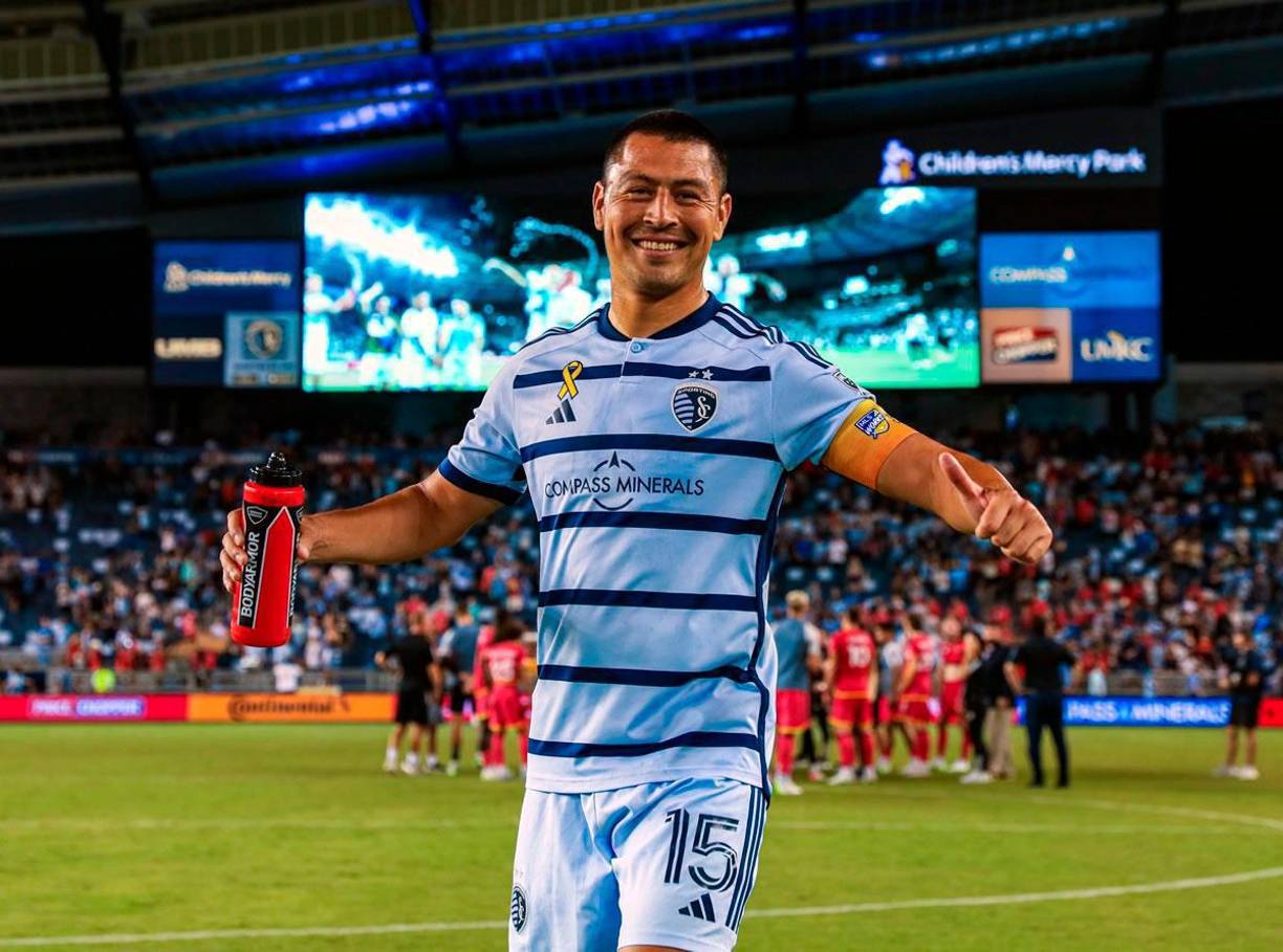 Los Potros del Olancho FC siguen tratando de lograr el fichaje de Roger Espinoza, jugador hondureño que salió del Sporting Kansas City de la MLS.