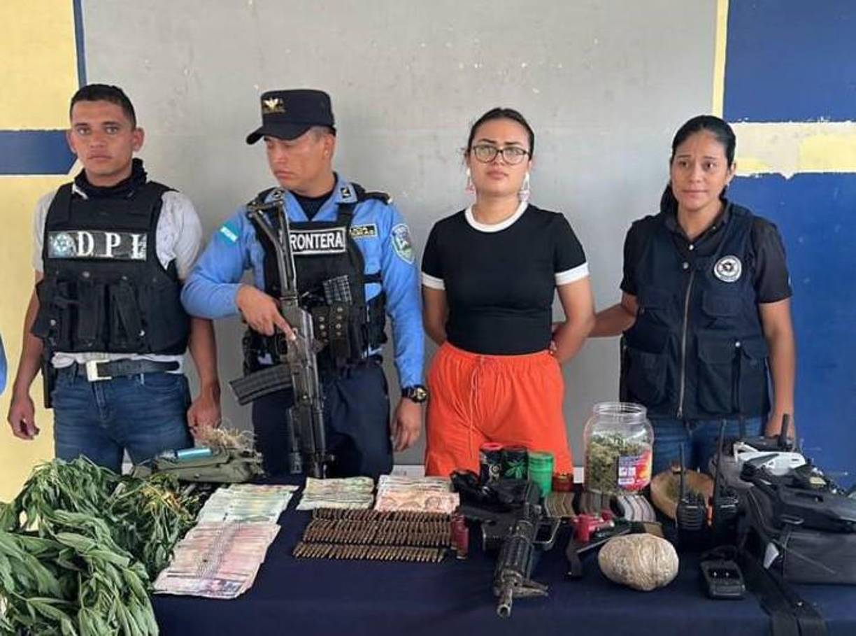 A la joven, de 23 años de edad, se le decomisó un fuerte arsenal. 