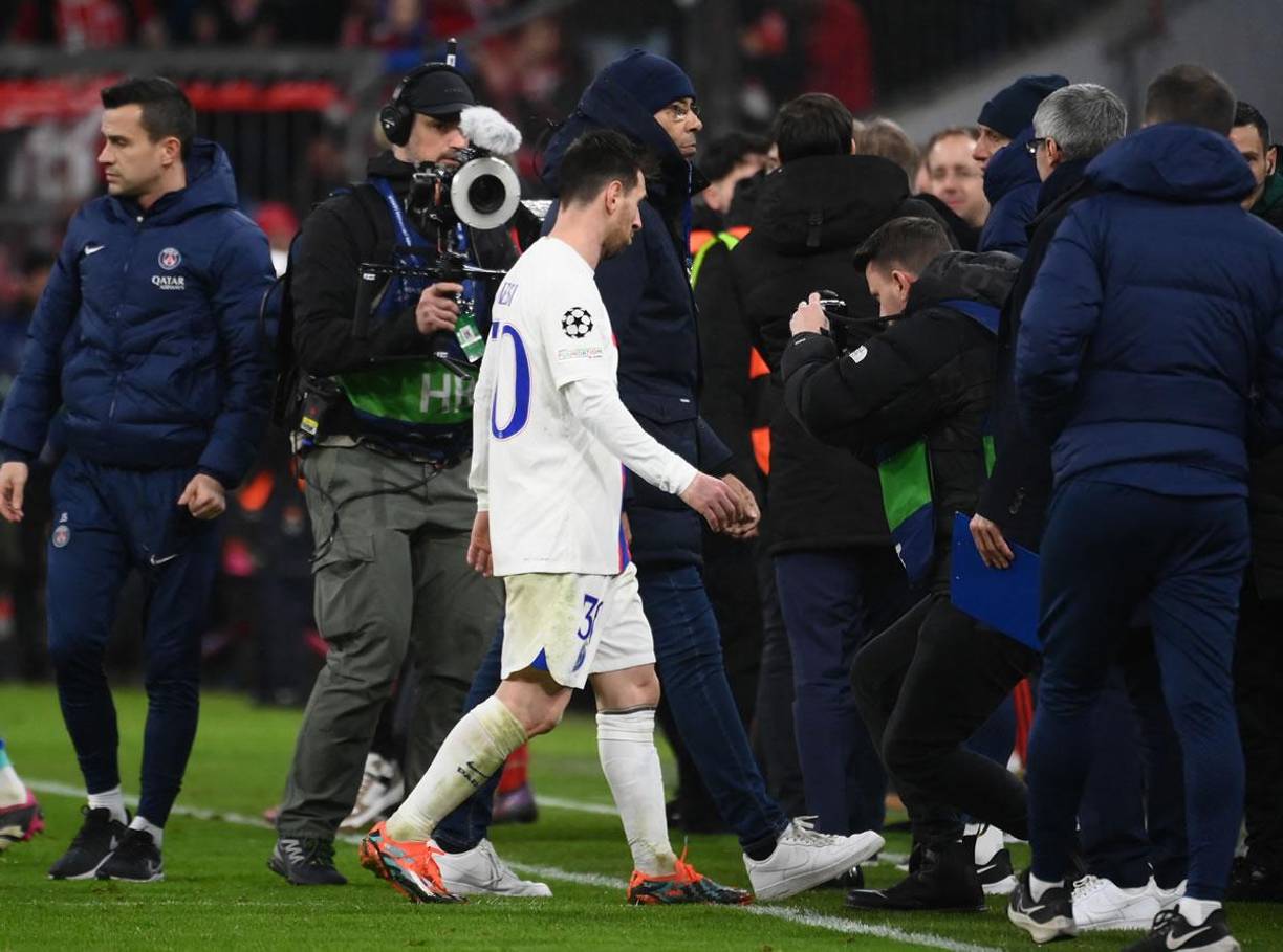 Todas las miradas estaban sobre Lionel Messi cuando abandonaba el campo camino al vestuario.