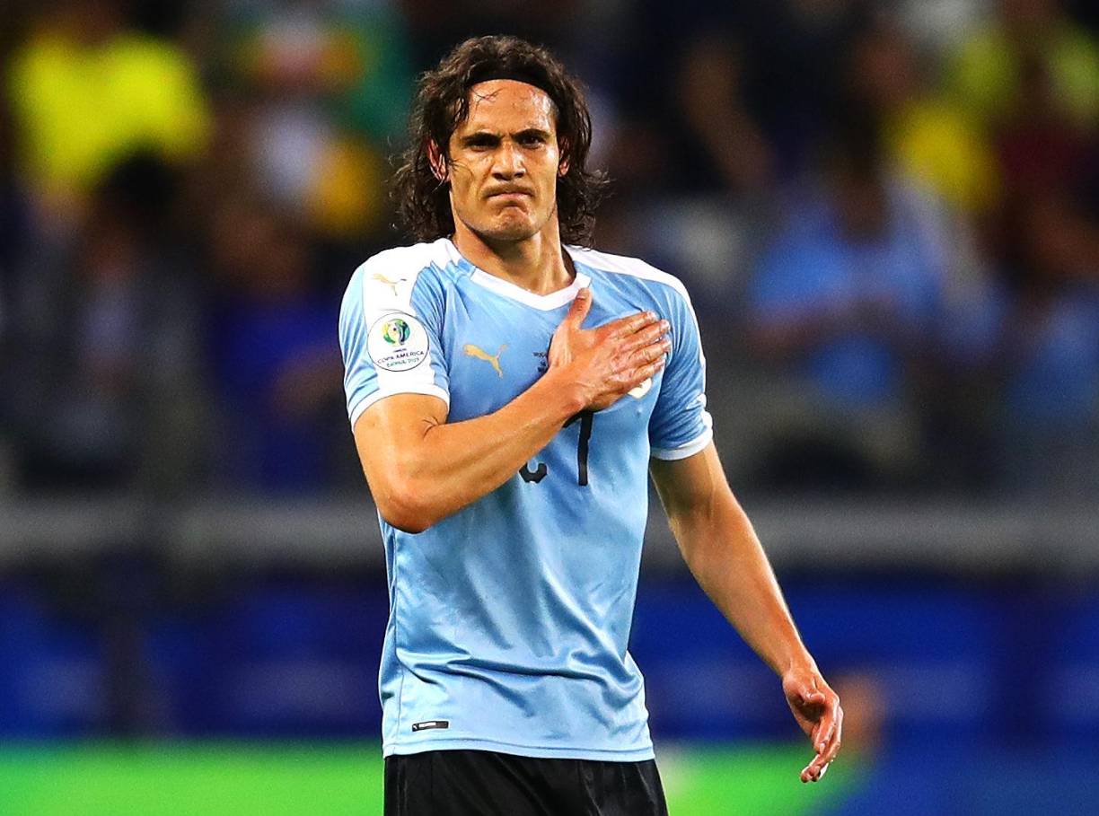 El futuro de Edinson Cavani sigue en el aire, pero más cerca de ir a la Liga Española. En el programa ‘El Chiringuito’ informan que el delantero uruguayo rechazó una oferta del Niza porque quiere jugar en España, donde suena para reforzar al Valencia, Real Sociedad y Villarreal. La propuesta del club vasco es superior a la del equipo valenciano.