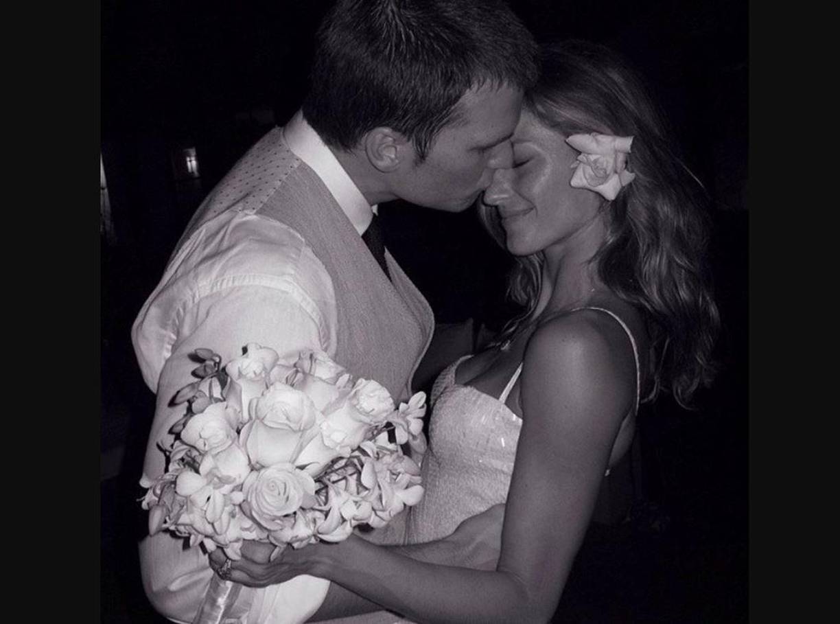 3. PROPUESTA. En enero de 2009 se informó que Brady y Bündchen estaban comprometidos. “Cuando me propuso matrimonio inventó una historia de que mi apartamento se estaba inundando y corrí allá para tratar de arreglar la situación. Cuando llegué, todo el apartamento tenía velas y pétalos de rosa. Luego, se arrodilló para proponerme matrimonio”.