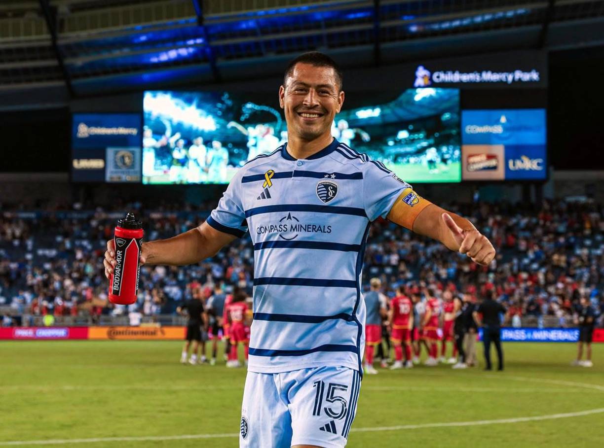Roger Espinoza - El volante de 37 años terminó su contrato con el Sporting Kansas City y no sabe si seguirá jugando en la MLS. No decarta venir a Honduras para jugar con el Platense. “Siempre he dicho Platense, es el club que yo crecí viendo en Puerto Cortés. El dinero no es lo importante para mí en la vida, nunca lo ha sido y el Platense es un equipo al que le tengo mucho cariño, a pesar de estar en Segunda División, desde niño miraba a Platense. No sé donde voy a parar, en cualquier equipo de Honduras, le tengo mucho cariño al pueblo hondureño”, mencionó.