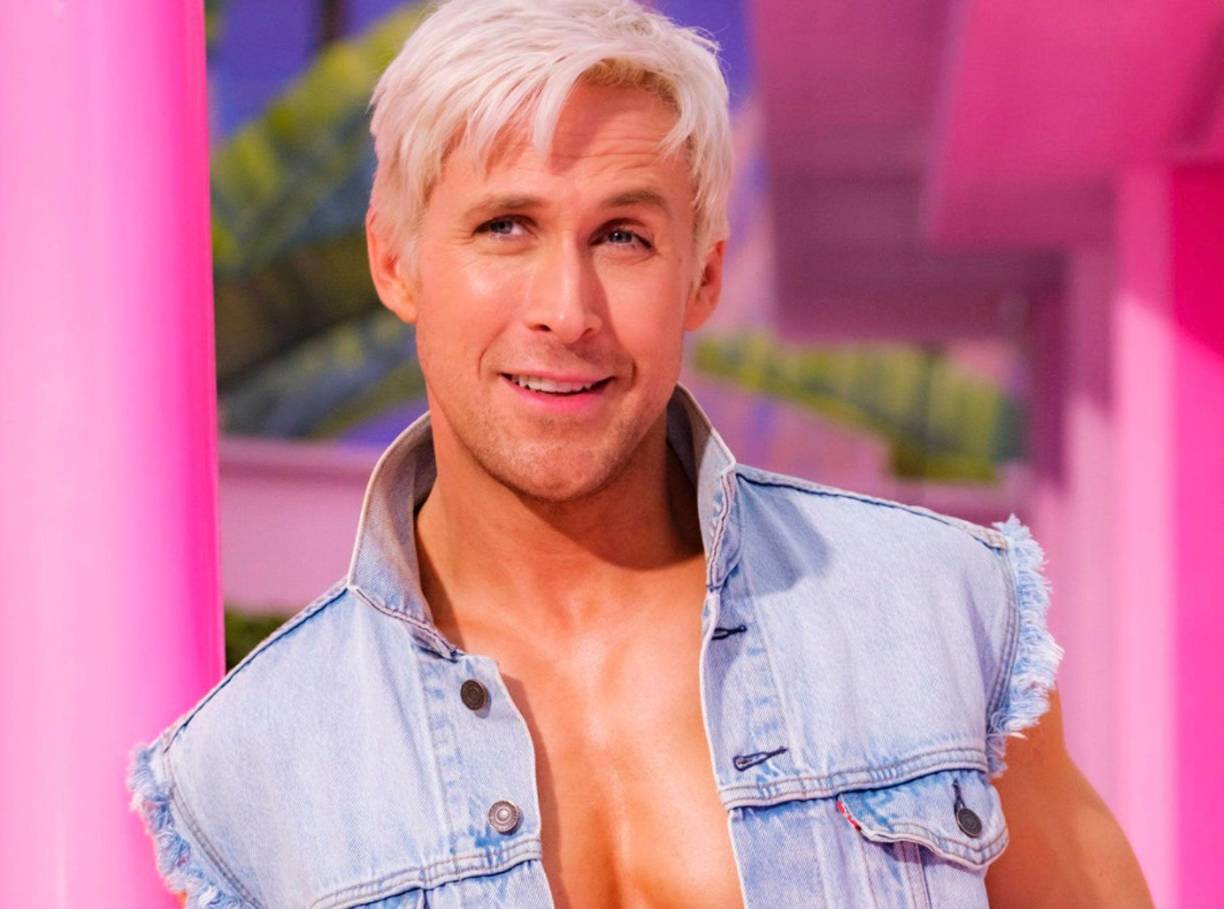 A su vez, el reconocido actor Ryan Gosling dará vida al Ken principal de la cinta, a quien se ha visto en esta versión “live-action” con cabello rubio, camisas de colores pastel, chalecos de mezclilla y un espectacular six pack.