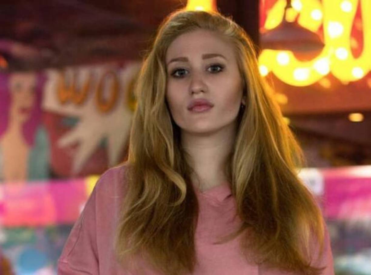 La refugiada ucraniana ha sido identificada como Sofiia Karkadym, de 22 años de edad, que escapó de la guerra en su país buscando asilo en el Reino Unido.