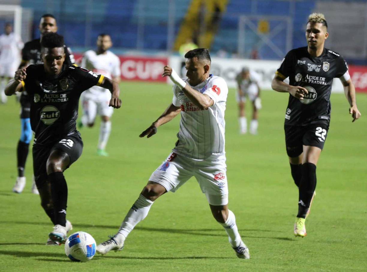 En el 30’ Edwin Rodríguez dio una tremenda asistencia al espacio, Michaell Chirinos corrió la diagonal y encajó el 1-0 desatando la locura en el Nacional.