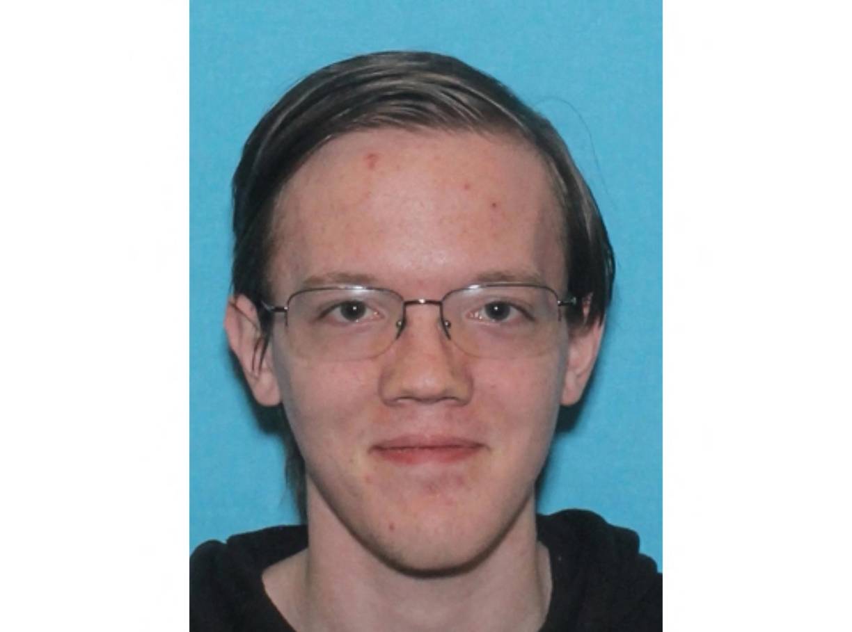 Crooks también fue visto por personas que estaban fuera del evento y alertaron a las autoridades cercanas que una persona armada estaba en la azotea. La gente alertó a las autoridades que se encontraban en los alrededores que habían visto a un hombre armado en la azotea, muy poco después sonaron los disparos, según dijeron testigos a los medios.