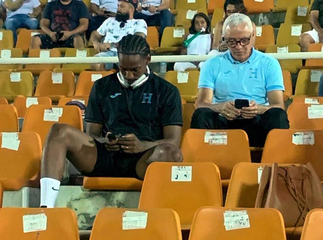 Bryan Róchez fue el descartado de Reinaldo Rueda para el partido contra Cuba. El legionario se quedó en las gradas con celular en mano.