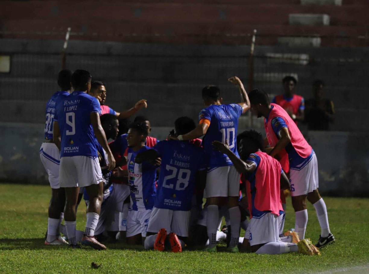 Los futbolistas de la Jaiba Brava celebraron con todo el golazo anotado por Alexy Vega en los primeros minutos del segundo tiempo.
