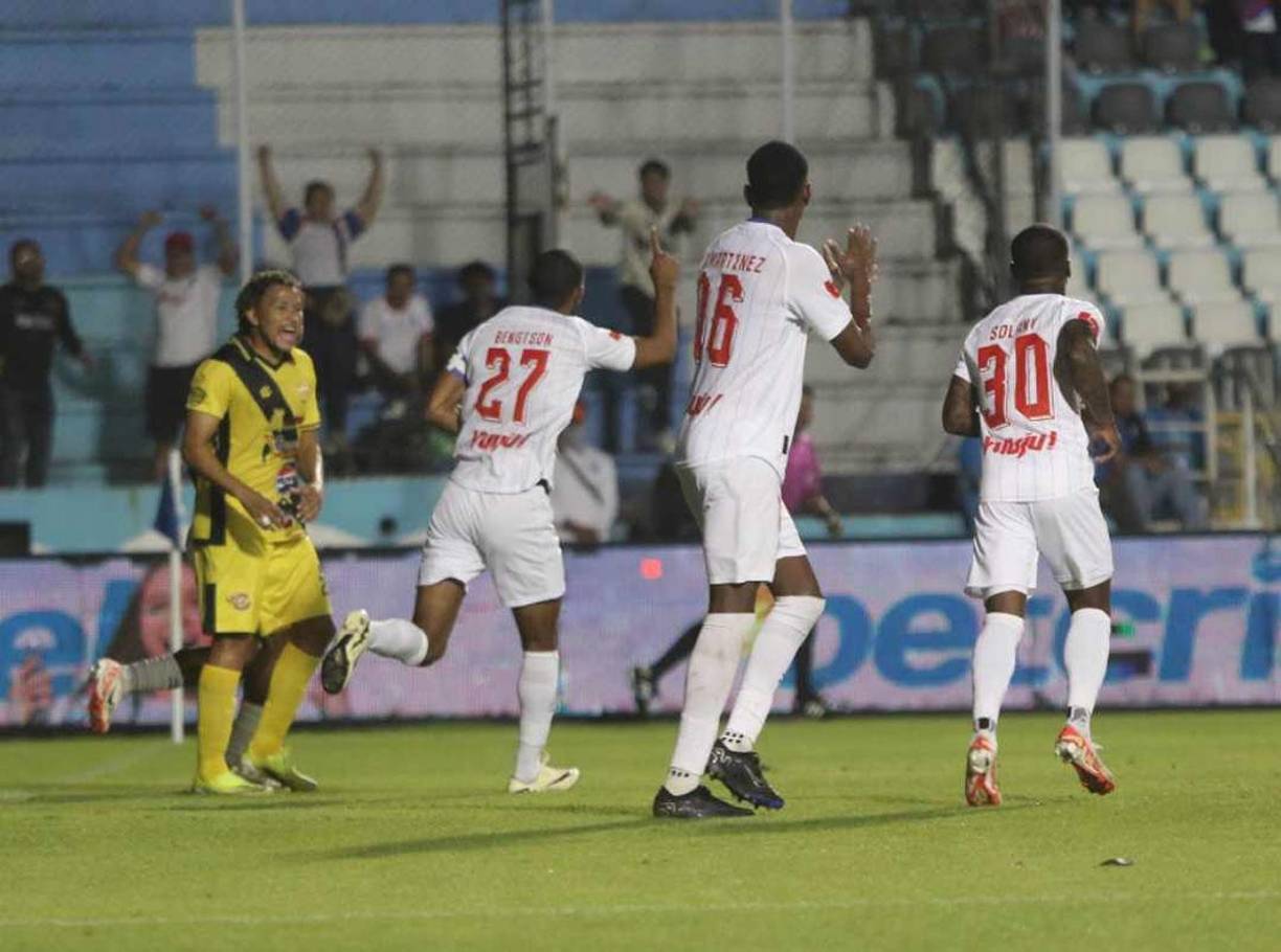 Jerry Bengtson corriendo a celebrar su segundo gol del partido y el 4-0 del Olimpia ante Génesis.