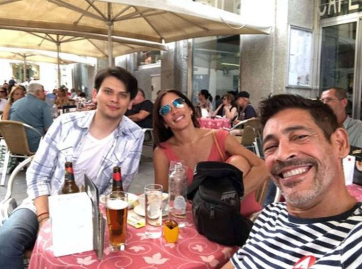 Esta es la imagen que compartió el actor Johnny Lozada junto al apuesto joven.