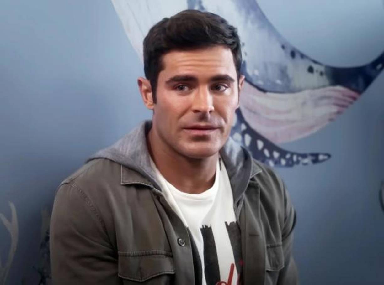 Zac Efron ha contado anteriormente que “el hueso de la barbilla le colgaba de la cara” tras el incidente, y que los músculos maseteros de la parte interior de la cara y la mandíbula tuvieron que compensar la lesión, lo que le dio un aspecto muy diferente.