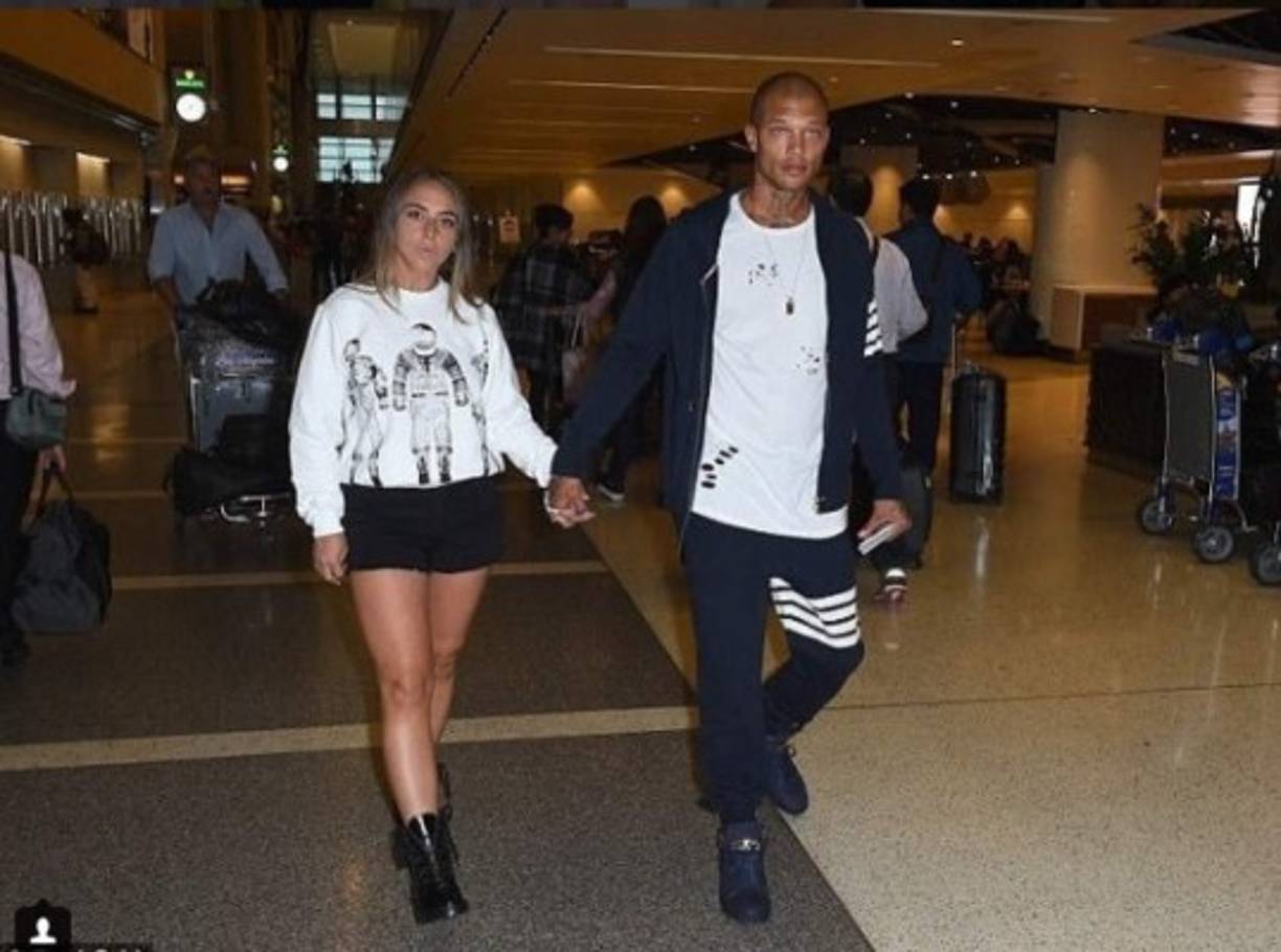 La foto de su fichaje rápidamente llamó la atención por su aspecto -ojos azules, su piel tostada, sus labios gruesos y facciones marcadas.