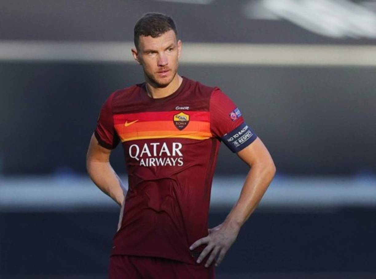 La 'bomba' del mercado en el Barcelona puede ser Edin Dzeko. El delantero bosnio sería el relevo para Luis Suárez que podría escoger el club azulgrana. Transfermarkt ha informado sobre un posible interés del Barça en el goleador de la Roma. Pero el rumor cobró fuerza luego de que el veterano futbolista, a través de su cuenta de Instagram, le haya dado 'me gusta' a la infografía posteada por el portal especializado en el valor del mercado de los jugadores.<br/><br/>Tras la salida de Suárez y lo complicado que se antojan los fichajes de Lautaro Martínez o Memphis Depay, el club azulgrana podría ver en el atacante un recambio de garantías para el uruguayo. A pesar de sus 34 años, promedia 20 goles por temporada.