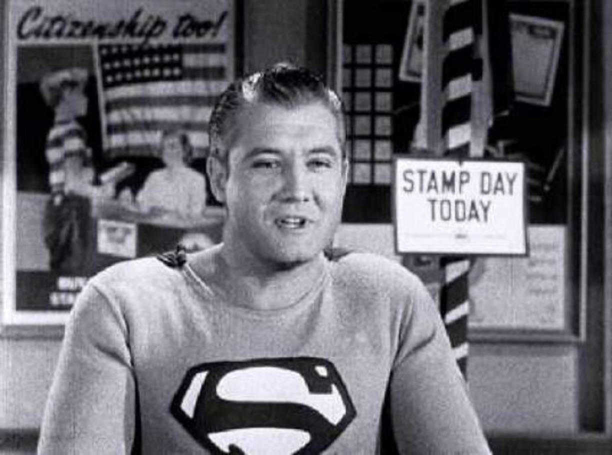 GEORGE REEVES<br/>Fue el primer Supermán en aparecer regularmente en televisión.<br/>Entre 1952 y 1958 protagonizó 'Las aventuras de Supermán' que se mantuvo al aire durante siete temporadas y en las que su propio alter ego, Clark Kent, le disputaba el protagonismo. <br/>Pero el papel lo dejó marcado y no siendo capaz de salir de la sombra del héroe, Reeves tomó la fatal determinación de quitarse la vida de un disparo en 1959. No sería el único actor de Supermán cuya vida fue marcada por la tragedia.
