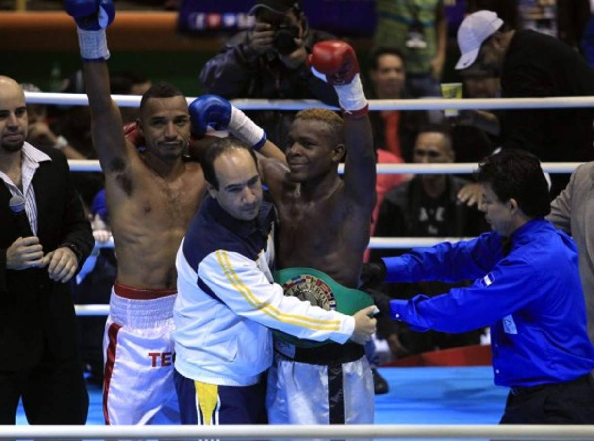 Ruiz felicitado por su manager Godofredo Fajardo.